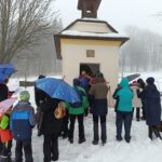Zpívání koled u kapličky