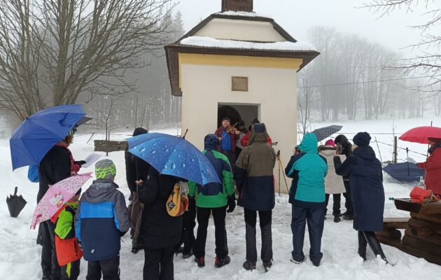 Zpívání koled u kapličky