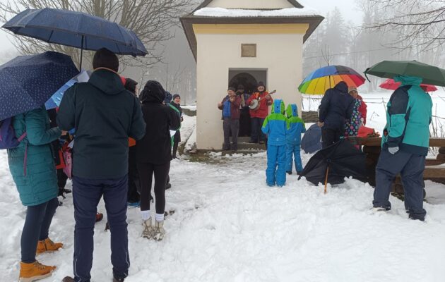 FOTO: Na tradici si psí počasí nepřijde a u kapličky se zpívaly vánoční koledy