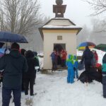 Zpívání koled u kapličky