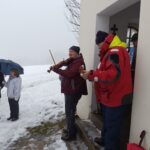 Zpívání koled u kapličky