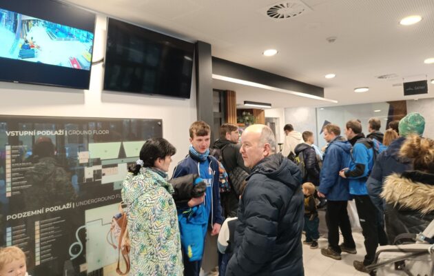 FOTO: Místo lyží plavání v bazénu. Vrchlabské aqaucentrum praská ve švech