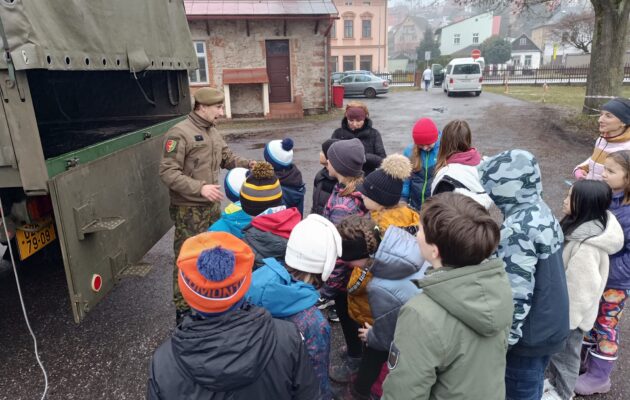 FOTO: Žáci debatovali o NATO a shlédli akce cvičených psů i techniku