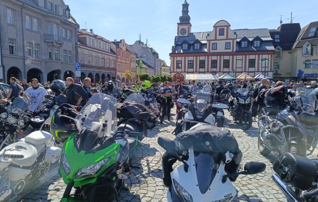 FOTO: Sraz silných strojů. Centrum hostilo tradiční Motorkářské požehnání