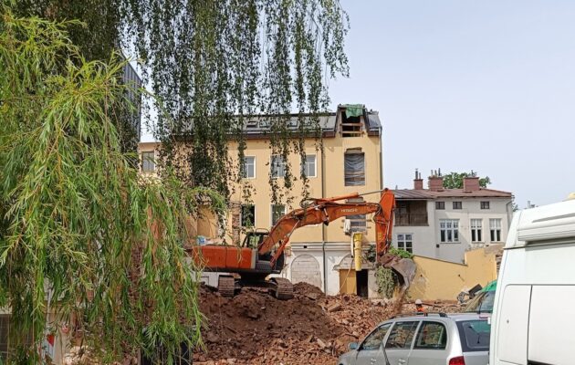 Demolice objektů za Labutí