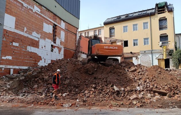 FOTO: Demolice. Objekty přístavby za bývalým hotelem Labuť šly k zemi