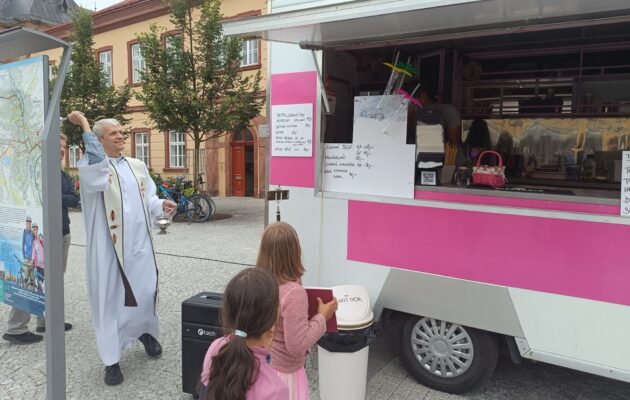 FOTO: Pojízdné občerstvení vysvěceno, Michal Charvát zpíval Gottovy hity