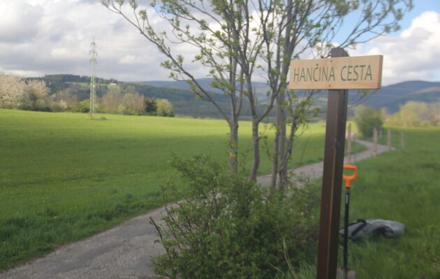 Okrašlovací spolek otevřel Hančinu cestu