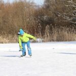 Zimní sportování na zamrzlém Kačáku
