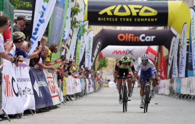 Jubilejní Krakonošův cyklomaraton vyhrál na cílové pásce Petr Fiala