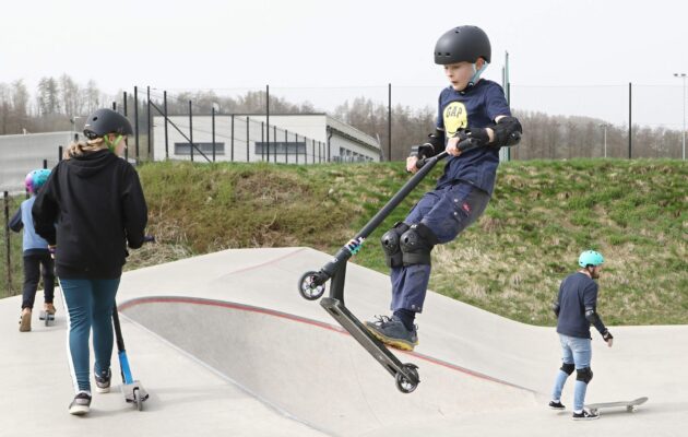 Teplé počasí vylákalo do skateparku nadšence na skatech a koloběžkách