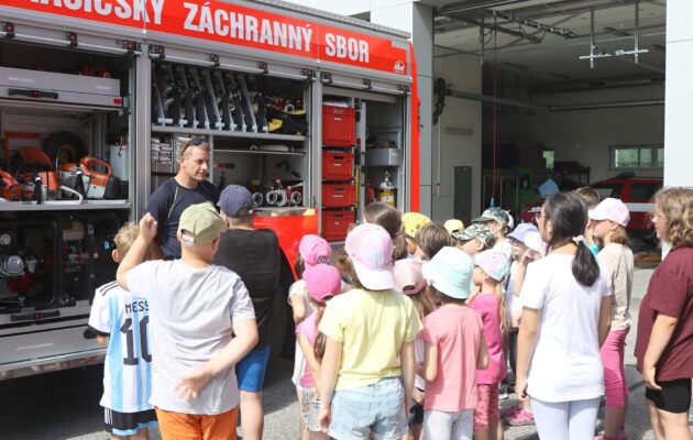 FOTO: Hasiči představili školákům svoji techniku i dovednosti
