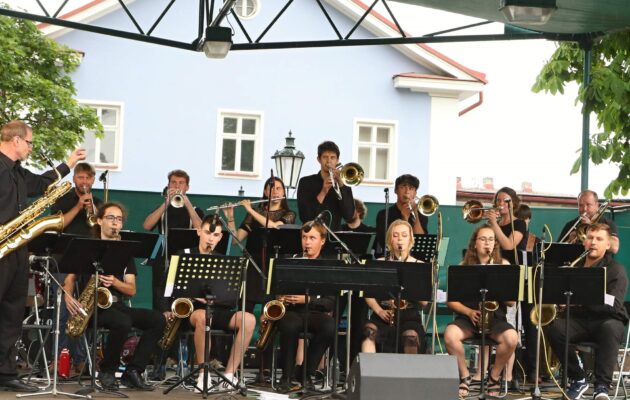 FOTO: Hudbu neutnuly ani kapky deště. V centru města proběhl Koncert pro radost