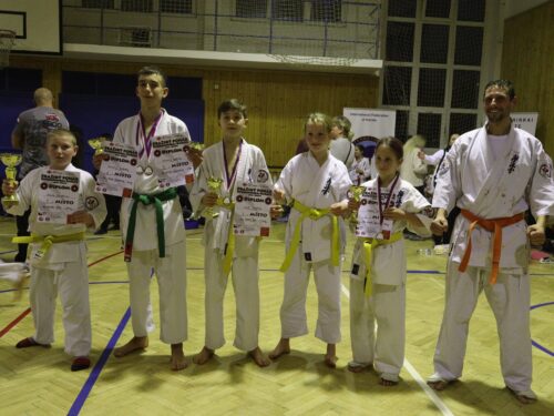 Pět medailí do Vrchlabí a Rudníku z Pražského poháru karate