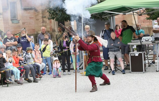 FOTO: Živé náměstí nabídlo šerm, hudbu, divadlo i tvořivé díly