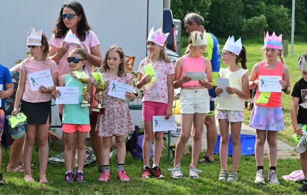 FOTO: Malí běžci na lyžích se ve Vejsplachách rozloučili se sezonou