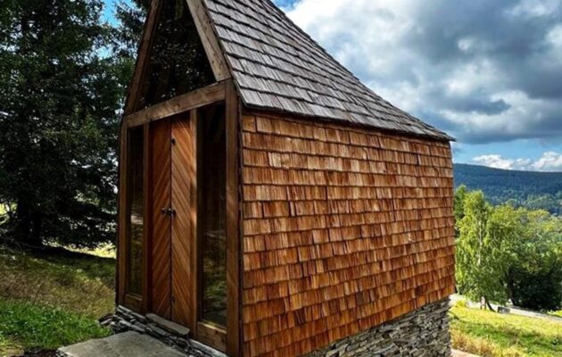 Kaplička svaté Barbory. Nedaleko hotelu Hromovka vyrostlo sakrální stavení