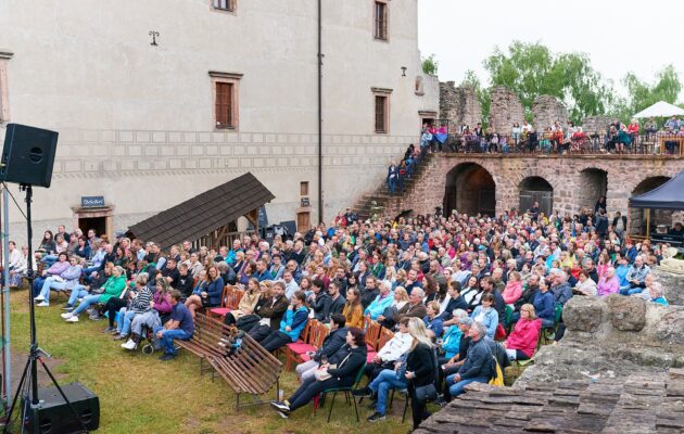 Orchestr Karla Vlacha rozezpíval Pecku