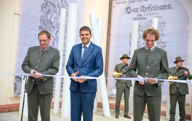 U otevření nového zákaznického centra Krnap byl ministr i houslista Svěcený