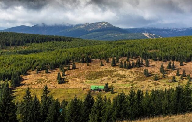 Společné hlídky strážců KRNAP a policie pokračují i v hlavní turistické sezoně