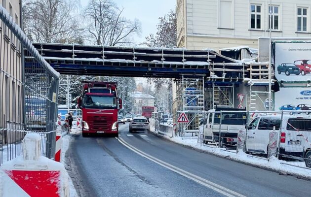 Trutnov znovu uzavře ulici Na Struze, kvůli montáži konstrukce lávky