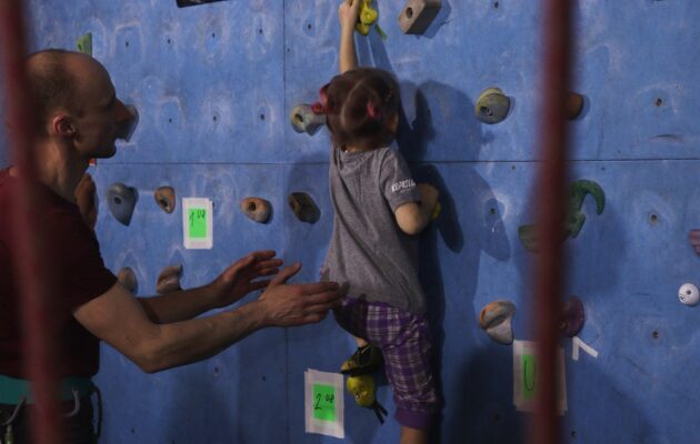 FOTO: Horolezecký oddíl v neděli pořádal závody v lezeckém trojboji
