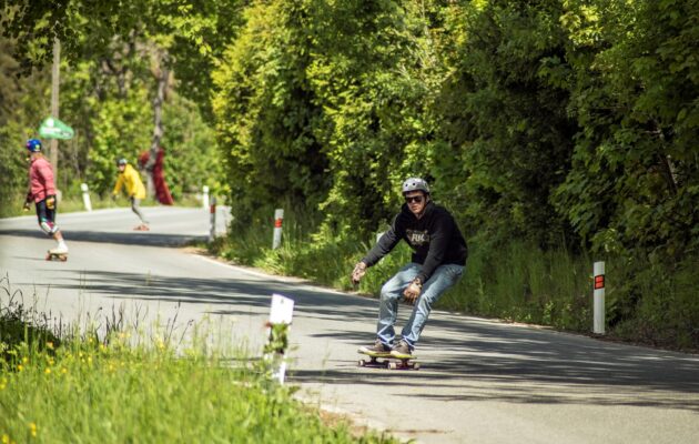 Závody na longboardech na Benecku