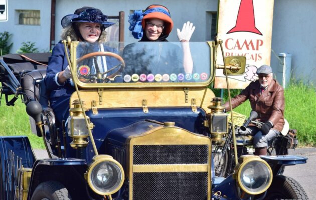 FOTO: V Jičíně se setkali majitelé starých automobilů a motocyklů