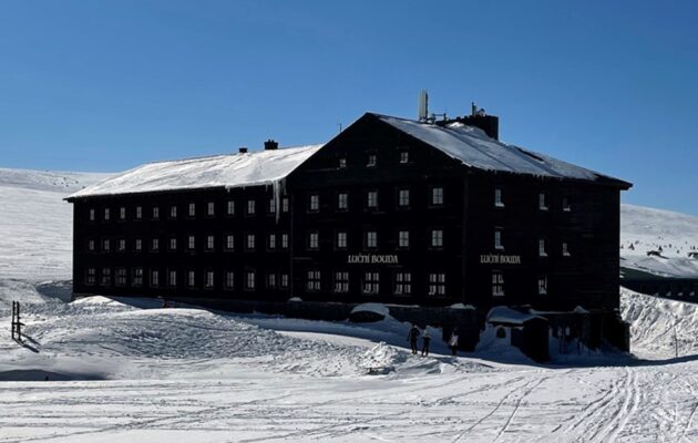 Frézováním cesty zahájí Luční bouda oslavy 400 let od položení základního kamene
