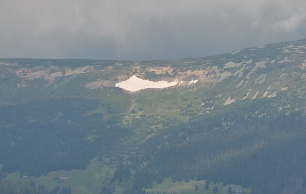 Mapa republiky v Krkonoších odtála 6. června, zhruba o měsíc dříve než loni