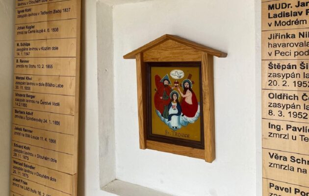 Do Krkonoš se vrátily lidové podmalby na skle vytvořené prastarou technikou