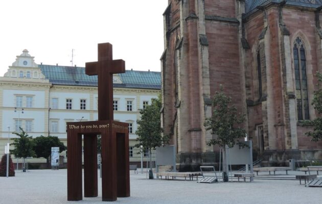FOTO: Před kostelem svatého Vavřince vystavuje svá díla Antonín Kašpar