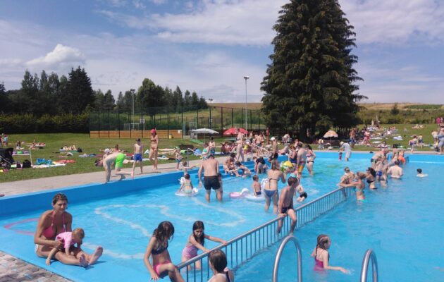 FOTO: Tropické počasí zcela zaplnilo koupaliště v Mříčné
