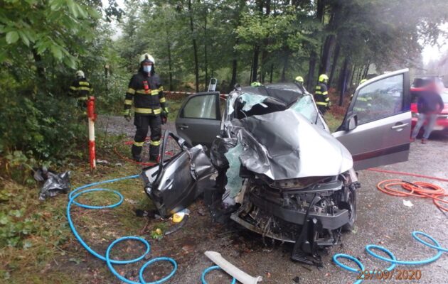 Řidička v osobním autě dostala smyk a srazila se s kamionem