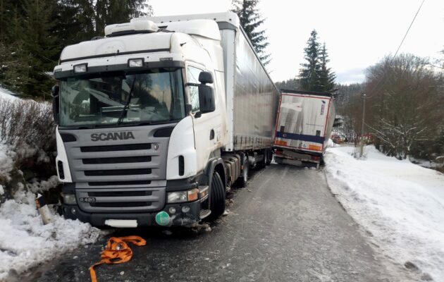 V hradeckém kraji sněžilo, na kluzkých silnicích se dopoledne stalo 50 nehod
