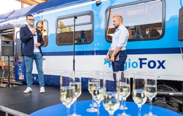 Další zlepšení komfortu. Kraj a dráhy ukázaly Trutnovu moderní vlaky