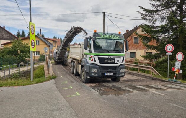 Rekordní investice. Na opravy silnic kraj vyčlenil přes 1,8 miliardy korun