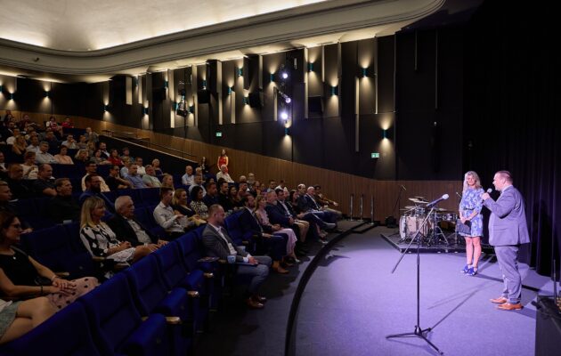 Trutnov otevřel kino Vesmír, nově má dva sály. Oprava přišla na 119 milionů