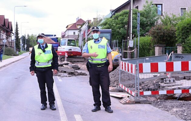 Městská policie kontroluje dodržování omezení vjezdu v Komenského ulici