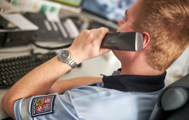 Chtěli investovat do akcií. Podvodník je ale obral o miliony