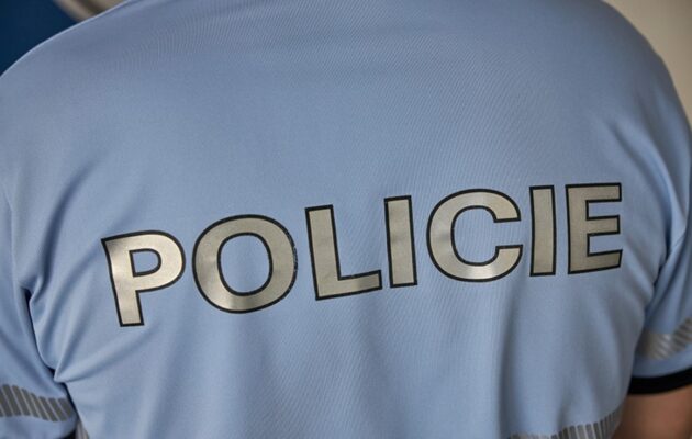 Policista zachránil ženě 300 tisíc, chtěla je vložit do bitcoinmatu