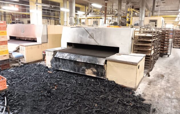 V trutnovské pekárně shořela pec na rohlíky, zasahovaly čtyři jednotky hasičů