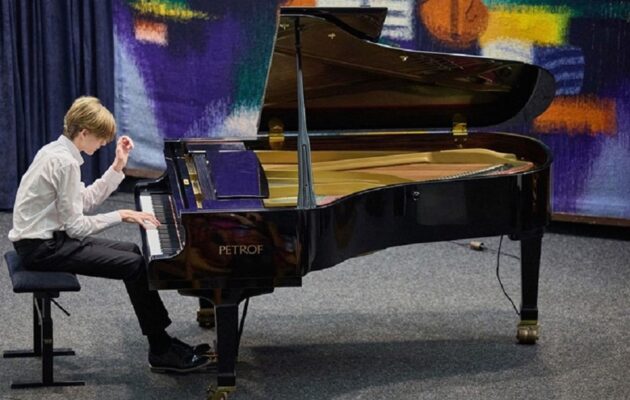Trémou trpím, ale v polovině hraní mě opustí, řekl talentovaný klavírista