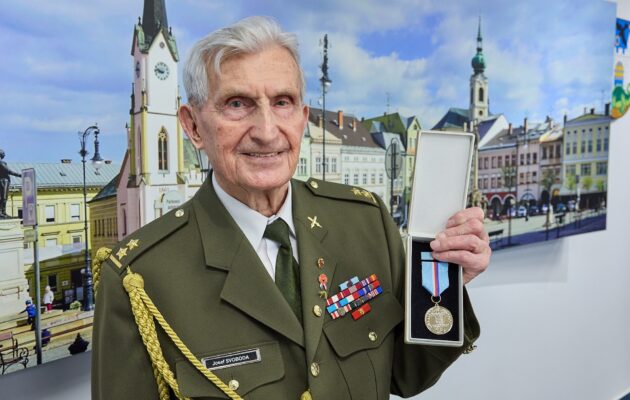 Válečný veterán Svoboda slaví 97 let. K narozeninám dostal pamětní medaili