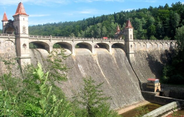 Stoletá přehrada a elektrárna Les Království se otevře veřejnosti