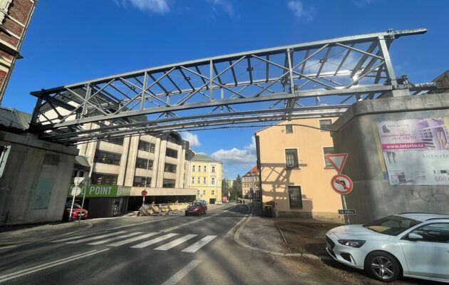 V Trutnově začala uzavírka frekventované ulice na Struze kvůli instalaci lávky
