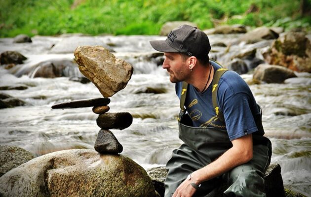 Trutnovský stone balancer jako jediný Čech předvedl své umění v italské Mateře