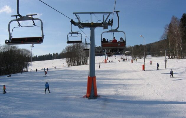 Návštěvnost skiareálů na východě Čech byla o víkendu průměrná