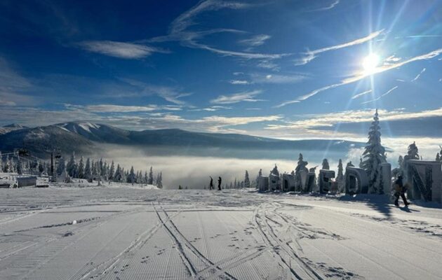 Předvánoční lyžovačka. Na východě Čech přijely do skiareálů tisíce lidí
