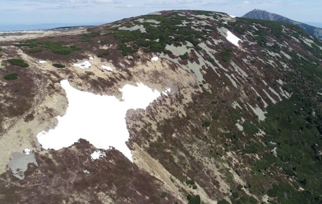 Na sněhovém poli Mapa republiky jsou stále zhruba čtyři metry sněhu